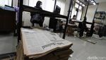 Mengintip Proses Digitalisasi Koran Cetak