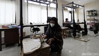 Setiap harinya mereka mampu menyelesaikan sekitar 80 koran cetak atau sekitar 700-an lembar untuk digunakan sebagai dokumentasi alih media serta bahan edukasi.