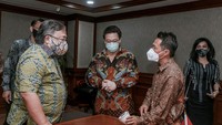 Menristek BRIN RI Bambang Brodjonegoro mendengarkan langsung paparan akan fungsi Air Purifier ini dari Direktur Utama SCNP, Hendrik Nursalim. Foto: dok. Kemenristek BRIN