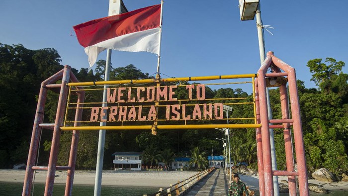 Para personel Satgas Operasi Bima Suci (OBS) 2020 menumpang rescue boat untuk merapat ke KRI Bima Suci usai menyerahkan logistik dan alat kesehatan kepada personel Pamtas di Pulau Berhala, Sumatera Utara.