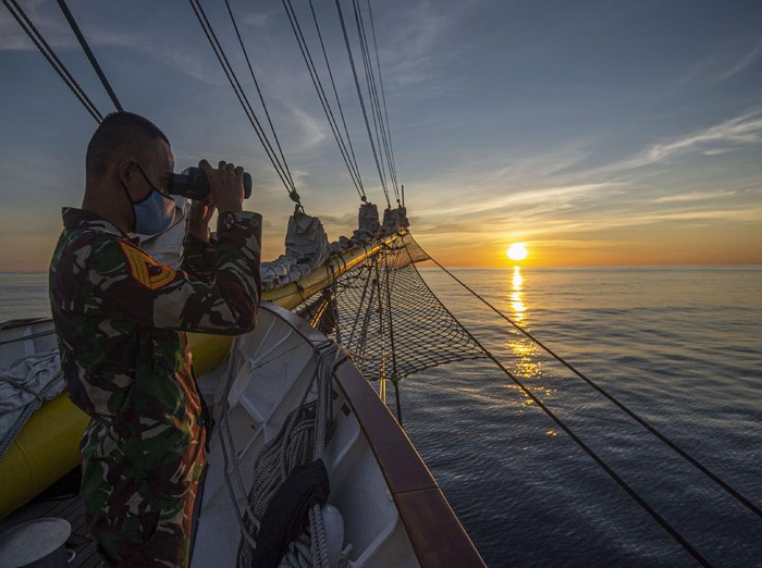 Satgas Operasi Bima Suci (OBS) 2020, Taruna-taruna AAL dan dibantu warga memindahkan logistik dan alat kesehatan untuk diberikan kepada personel Pamtas di Pulau Laut, Kepulauan Riau.