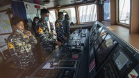 Selanjutnya Komandan Satuan Tugas (Satgas) Pelayaran Operasi Bima Suci (OBS) 2020 Letkol Laut (P) Waluyo memerintahkan awak KRI Bima Suci menurunkan sekoci rescue boat yang akan digunakan untuk menyerahkan logistik dan alat kesehatan kepada para personel Satgas Pengamanan Perbatasan di Pulau tersebut.