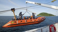 Setelah perintah dari komandan Satga, sekoci rescue boat pun diturunkan untuk digunakan menyerahkan logistik dan alat kesehatan kepada para personel Satgas Pengamanan Perbatasan yang berjaga di Pulau terluar itu.  