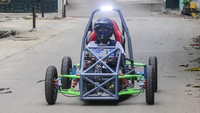 Teknisi melakukan uji coba mobil listrik produksi bengkel Petrikbike, di Jatiranggon, Bekasi, Jawa Barat, Selasa (24/11/2020).