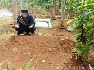 Alasan Mengharukan di Balik Wisuda Online Mahasiswa IAIN di Makam Ayah