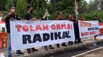 Momen Aksi Damai Tolak FPI Berujung Ricuh di Surabaya