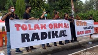 Spanduk yang dibawa massa bertuliskan Arek Suroboyo Tolak FPI, Tolak ormas radikal, Usir Ormas Radikal dari NKRI, tolak Rizieq Shihab, dan lain-lain.