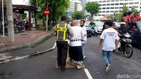 Massa demo aksi yang lain yang melihat itu segera datang dan terjadilah aksi pukul di antara mereka. Polisi yang masih ada di lokasi segera bertindak dengan memisah dan melerai mereka.