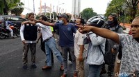 Dari pengamatan detikcom, Selasa (24/11/2020), sekitar 10 menit kemudian, datang sekelompok orang ke lokasi demo. Mereka lalu mencopoti spanduk yang terpasang di water barrier. 