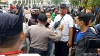Koordinator Arek Suroboyo Tolak FPI Ahmad Zazuli menyebut aksi yang digelar mendapat provokasi dari orang yang tak dikenal.