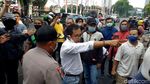 Momen Aksi Damai Tolak FPI Berujung Ricuh di Surabaya