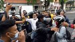 Momen Aksi Damai Tolak FPI Berujung Ricuh di Surabaya