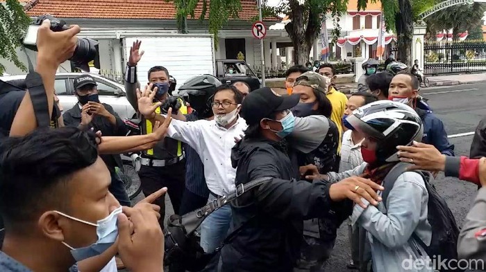 Momen Aksi Damai Tolak FPI Berujung Ricuh di Surabaya Aksi damai tolak FPI di Surabaya berujung ricuh. Kericuhan terjadi setelah sejumlah spanduk yang dibawa massa pedemo diturunkan oleh sejumlah orang tak dikenal.