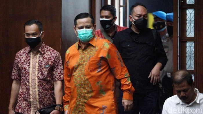Irjen Napoleon Bonaparte mendatangi Pengadilan Tipikor, Jakarta. Kedatangannya untuk menjadi saksi di sidang Tommy Sumardi terkait perkara suap Djoko Tjandra.
