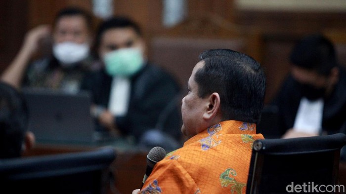 Irjen Napoleon Bonaparte mendatangi Pengadilan Tipikor, Jakarta. Kedatangannya untuk menjadi saksi di sidang Tommy Sumardi terkait perkara suap Djoko Tjandra.