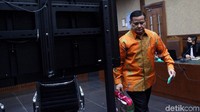 Dalam surat dakwaan, Tommy diduga memberikan SGD 200 ribu dan USD 270 ribu kepada Irjen Napoleon dan USD 150 ribu kepada Brigjen Prasetijo. Jaksa menyebut uang itu berasal dari Djoko Tjandra untuk kepentingan pengurusan red notice Interpol dan penghapusan status Djoko Tjandra dalam daftar pencarian orang (DPO).
