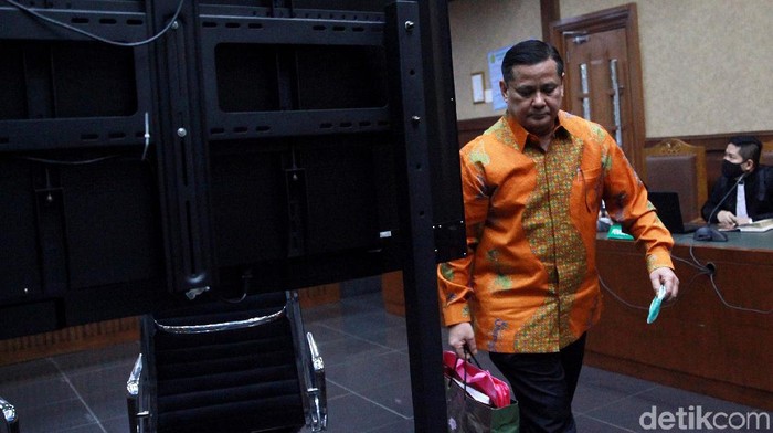 Irjen Napoleon Bonaparte mendatangi Pengadilan Tipikor, Jakarta. Kedatangannya untuk menjadi saksi di sidang Tommy Sumardi terkait perkara suap Djoko Tjandra.