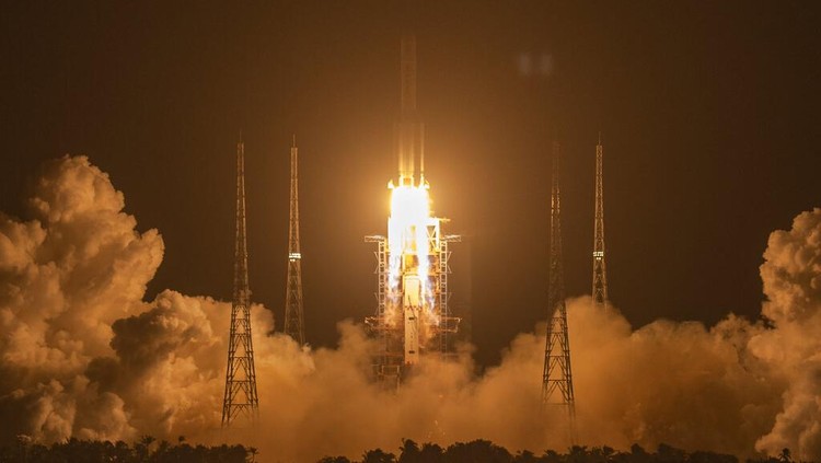 Pesawat robotik China Change 5 meluncur untuk mengambil bebatuan di bulan. Bebatuan tersebut akan dibawa kembali ke Bumi untuk diteliti.