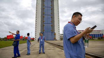 Komandan peluncuran Zhang Xueyu mengatakan proses lepas landas berjalan sukses. Misi Change-5, yang dikoordinasikan oleh Administrasi Luar Angkasa Nasional Cina, dinamai sesuai nama dewi bulan Cina sejarah kuno.