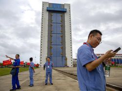 Potret Peluncuran Pesawat Robotik China ke Bulan Ambil Bebatuan