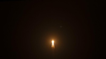 Jika semua berjalan sesuai rencana, alat pendarat itu akan mengumpulkan batu dan tanah dengan lengan robotiknya dan memindahkannya ke kendaraan ascender. Nantinya, ascender akan lepas landas lagi ke modular yang mengorbit. Di sanalah, sampel akan dipindahkan ke kapsul untuk dibawa kembali ke Bumi dalam waktu sekitar 23 hari.