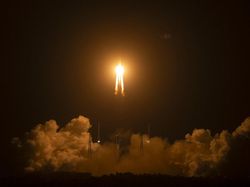 Potret Peluncuran Pesawat Robotik China ke Bulan Ambil Bebatuan