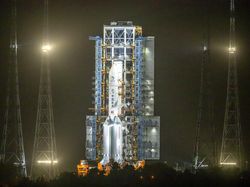 Potret Peluncuran Pesawat Robotik China ke Bulan Ambil Bebatuan