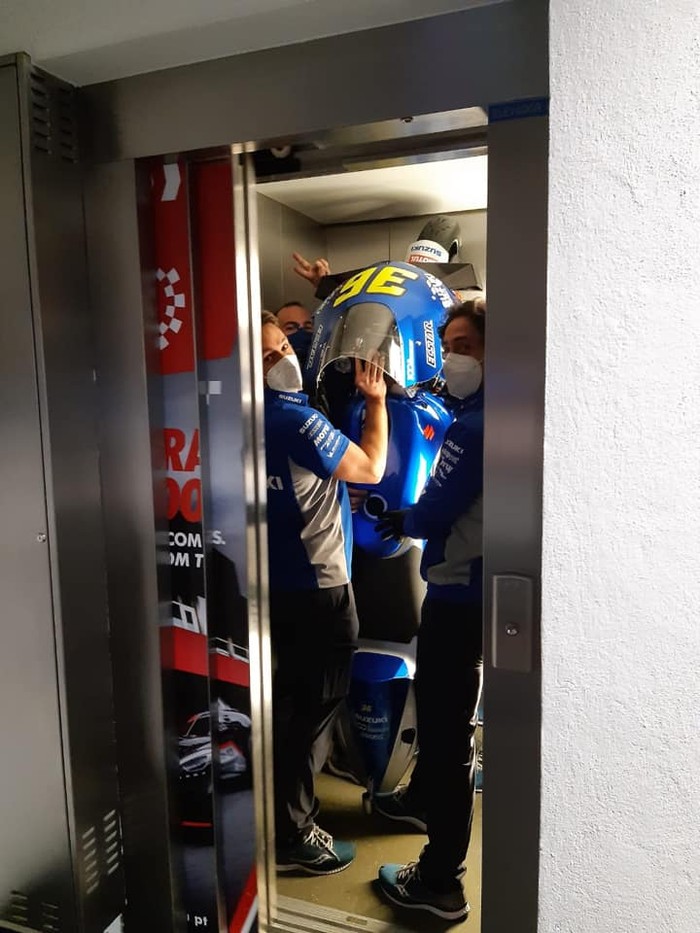 Motor Joan Mir Masuk Lift Beginilah Jadinya