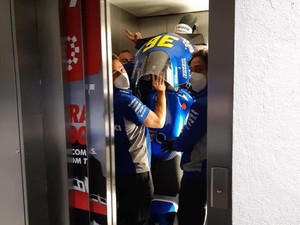 Motor Joan Mir Dipaksa Masuk ke Lift, Begini Jadinya