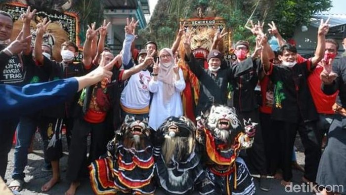 paslon bupati banyuwangi Ipuk Fiestiandani Azwar Anas dan Sugirah