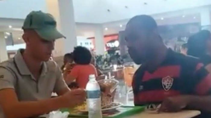 5 Pelayan Restoran Ini Tulus Bantu Suapi Pelanggan Penyandang Disabilitas