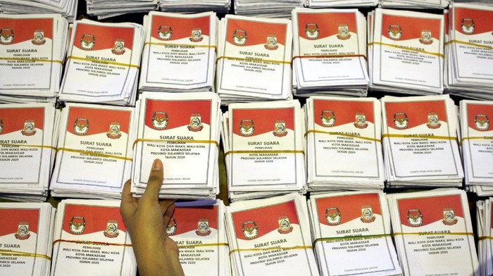 Pekerja menyusun surat suara pilkada Kota Makassar 2020 yang selesai dilipat di gedung Celebes Convention Center, Makassar, Sulawesi Selatan, Selasa (24/11/2020). Sebanyak 924.771 lembar surat suara pilkada Kota Makassar memasuki tahap penyortiran dan pelipatan dengan menerapkan protokol kesehatan guna mencegah penularan COVID-19 dan ditargetkan selesai pada Kamis (26/11/2020). ANTARA FOTO/Arnas Padda/yu/aww.
