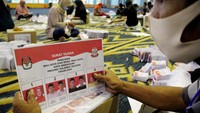 Pekerja melipat surat suara pilkada Kota Makassar 2020 di gedung Celebes Convention Center, Makassar, Sulawesi Selatan, Selasa (24/11/2020).