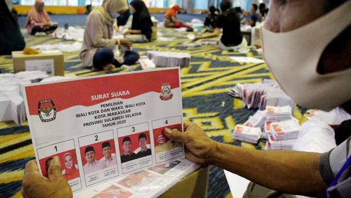 PELIPATAN SURAT SUARA PILKADA MAKASSAR Pekerja menyusun surat suara pilkada Kota Makassar 2020 yang selesai dilipat di gedung Celebes Convention Center, Makassar, Sulawesi Selatan, Selasa (24/11/2020). Sebanyak 924.771 lembar surat suara pilkada Kota Makassar memasuki tahap penyortiran dan pelipatan dengan menerapkan protokol kesehatan guna mencegah penularan COVID-19 dan ditargetkan selesai pada Kamis (26/11/2020). ANTARA FOTO/Arnas Padda/yu/aww.
