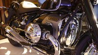 Dari sektor dapur pacu, motor ini mengusung mesin Big Boxer berkapasitas 1.802 cc, berpendingin udara tradisional, dua silinder, dengan output tenaga puncak 91 dk pada 4.750 rpm dan torsi maksimal 157 Nm di rentang putaran 2.000 - 4.000 rpm. Ada empat katup dengan camshafts overhead ganda di setiap silinder.