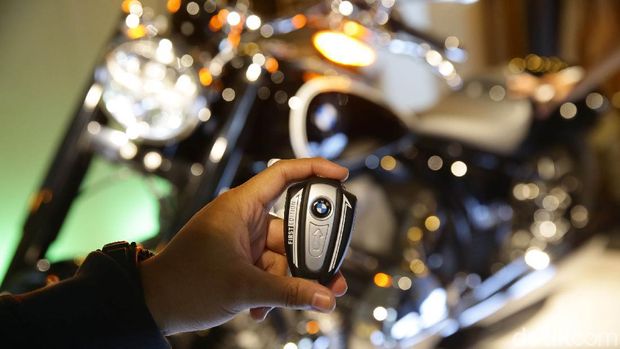 BMW Motorrad Indonesia meluncurkan model cruiser pertamanya yakni R 18 First Edition. Begini tampang keren BMW R 18 First Edition.