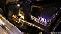 BMW R 18 First Edition mengombinasikan sentuhan warna hitam klasik dengan garis putih dipadukan dengan chrome di beberapa komponen, seat badge dan emblem First Edition di bagian samping.