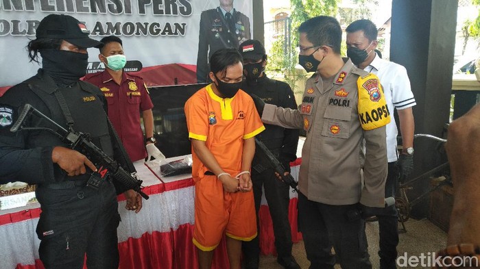Terkuak sudah motif pemuda di Lamongan yang aniaya tetangganya yang lebih tua hingga meninggal. Pelaku mengaku sakit hati ketika korban menagih hutang pada orangtuanya.