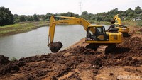 Saat ini telah dilakukan penambahan alat eskavator dari 8 alat menjadi 15 alat untuk pengerukan.