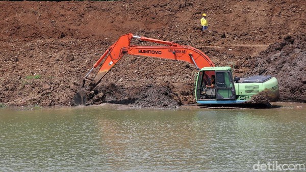 Waduk Pondok Ranggon di Jakarta Timur, tengah dikeruk. Pengerukan ini untuk menambah kapasitas waduk menampung debit air saat musim penghujan.