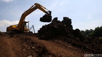 Eskavator tengah mengeruk tanah dari Waduk Pondok Ranggon.