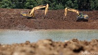 Pekerja melakukan proses pengerukan Waduk Pondok Ranggon, Jakarta Timur, Selasa (24/11/2020).