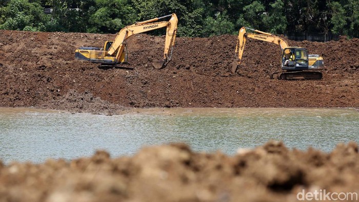 Waduk Pondok Ranggon di Jakarta Timur, tengah dikeruk. Pengerukan ini untuk menambah kapasitas waduk menampung debit air saat musim penghujan.