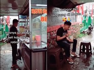 Bikin Haru! Penjual Roti Bakar dan Batagor Ini Bertukar Jualan untuk Dicicip