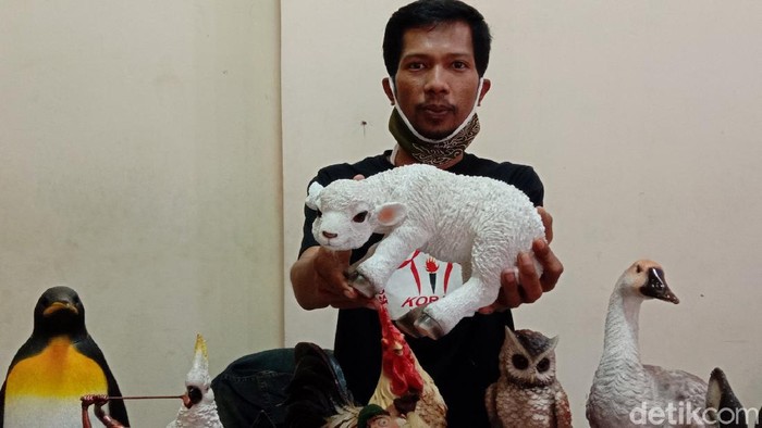 Bandung dikenal dengan beragam produk kerajinan tangannya, salah satunya patung. Meski dihantam pandemi COVID-19, perajin patung di Bandung ini tetap produktif.