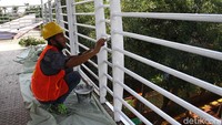Setelah dibersihkan, JPO tersebut kemudian dicat ulang.
