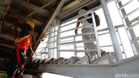 Pekerja membersihkan rangka JPO di Jalan Margasatwa, Jakarta Selatan, yang telah berkarat.