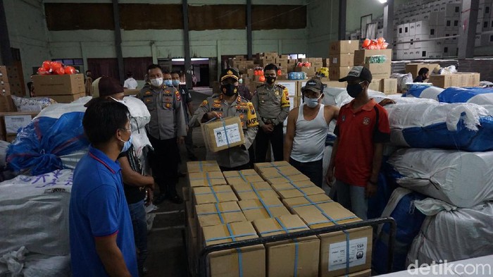 Pengiriman 424 boks surat suara untuk Pilbup Mojokerto 2020 dikawal ketat polisi. Kedatangan surat suara tersebut membuat perlengkapan untuk Pilbup komplet.
