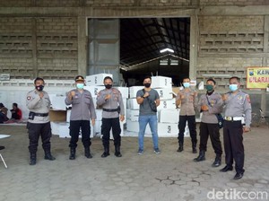 Surat Suara Datang, Polisi Jaga Ketat Gudang Logistik KPU Banyuwangi