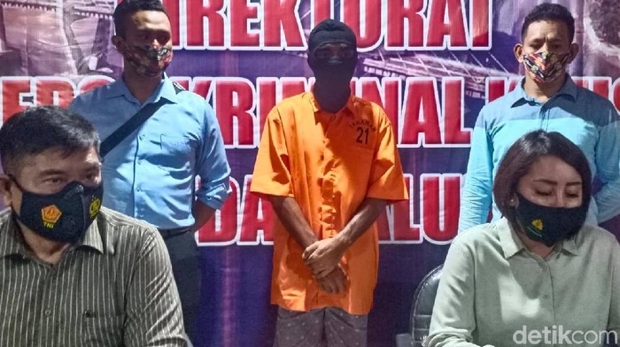 Polisi menangkap petani di NTT yang memaksa 5 wanita untuk berhubungan badan dengan pria dan divideokan (Muslimin Abbas/detikcom)